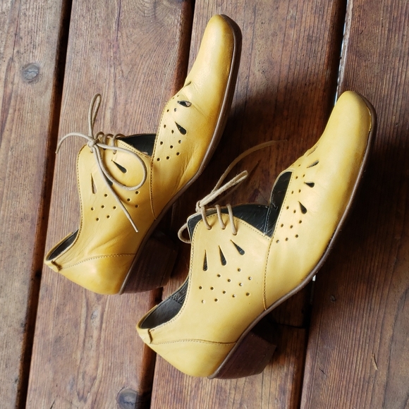 FIDJI Yellow Cutout Leather Bianca Pump Lace-Up Mary Jane sz 40/8 Women's Shoes - Picture 6 of 12